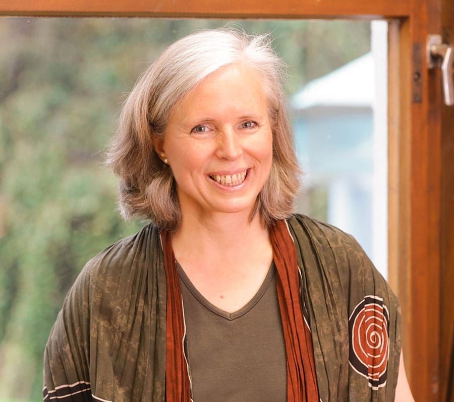 Astrid Schmitt-Dossou ist Ökotrophologin & Bio-Gärtnerin.
