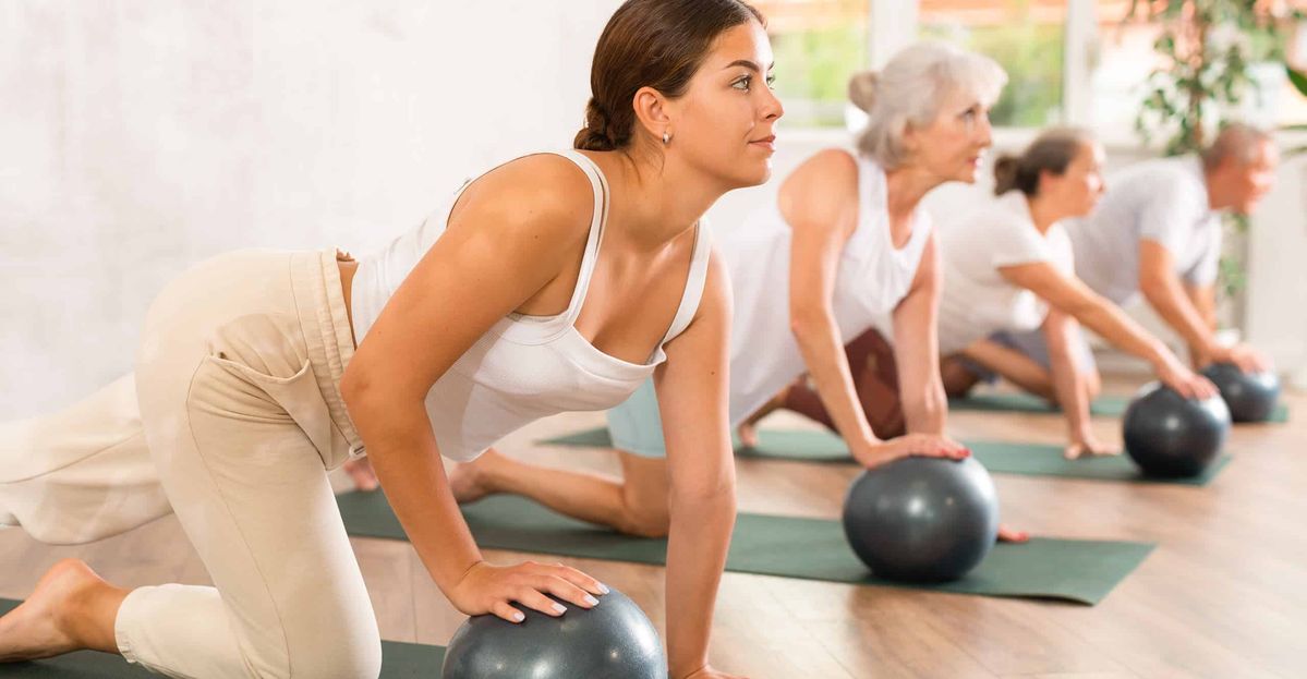 Hier lernst Du die wichtigsten Übungen, um Pilates anschließend sicher selbstständig zu Hause durchführen zu können.