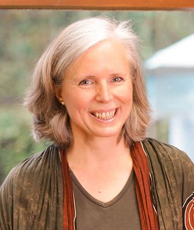 Astrid Schmitt-Dossou ist Ökotrophologin & Bio-Gärtnerin.