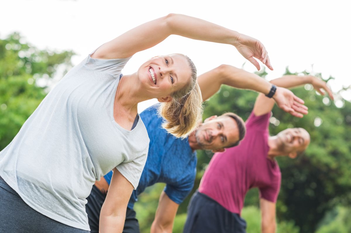 Longevity-Retreat Gruppe beim Dehnen
