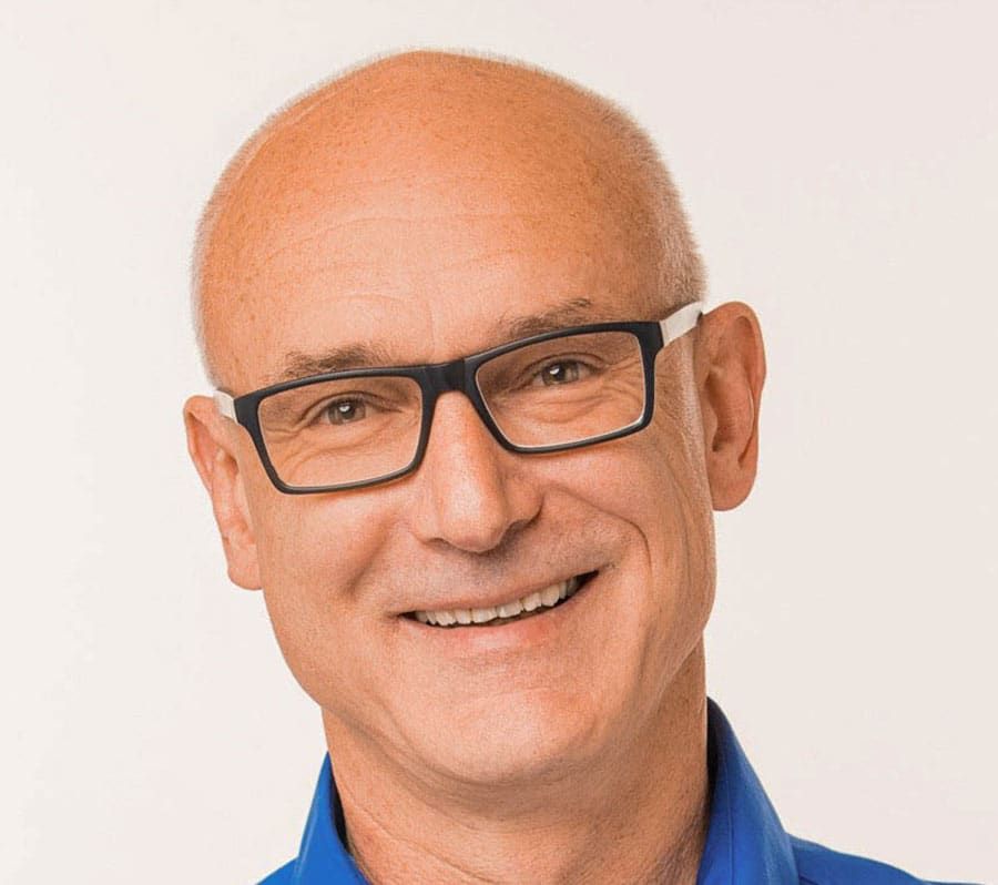 Meinrad Reiling ist Sozialpädagoge (FH), Qigong-Trainer & Klangschalenpraktiker.