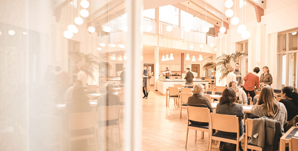 Entdecke unser prämiertes Bio-Restaurant und genieße in der Küche der Akademie gesundes Essen zu 100 Prozent natürlich, saisonal, hausgemacht - leckere vegetarische und vegane Mahlzeiten.