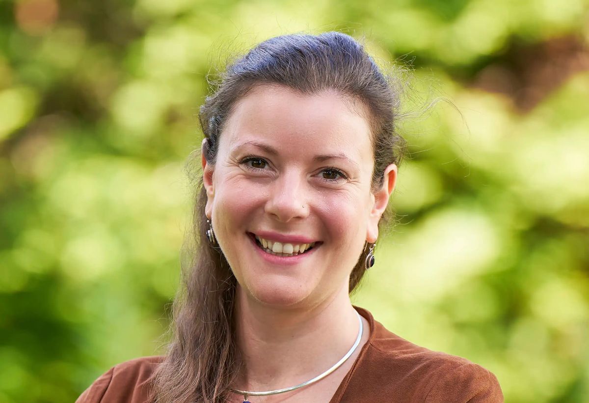 Sarah Wisnieswki im Kräutergarten der Akademie