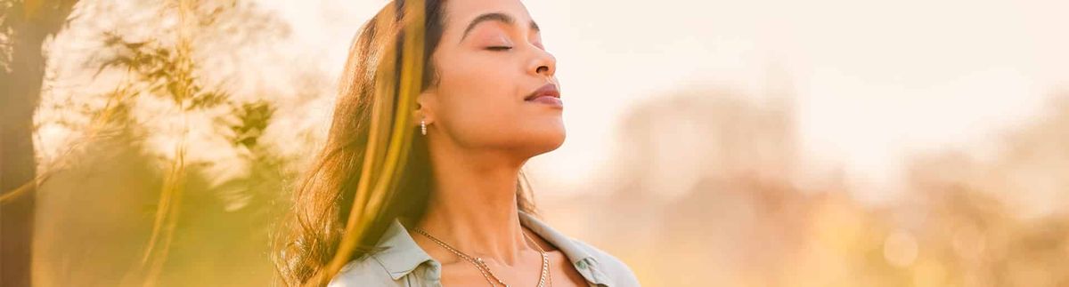 Erfahre mehr darüber, wie Du mit Meditation und dem Fokus auf die Atmung innere Ruhe und Entspannung finden und Gedanken leichter loslassen kannst.
