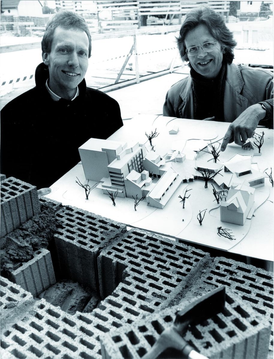 Hans Walter Goll und Architekt Peter Busmann präsentieren das Modell der neuen Akademie (links), daneben der Bau der Akademie Gesundes Leben (rechts).