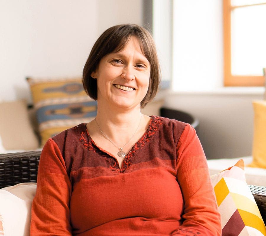 Alkje Schütze ist Heilpraktikerin, Phytotherapeutin, Apothekerin, Hypnosecoach.