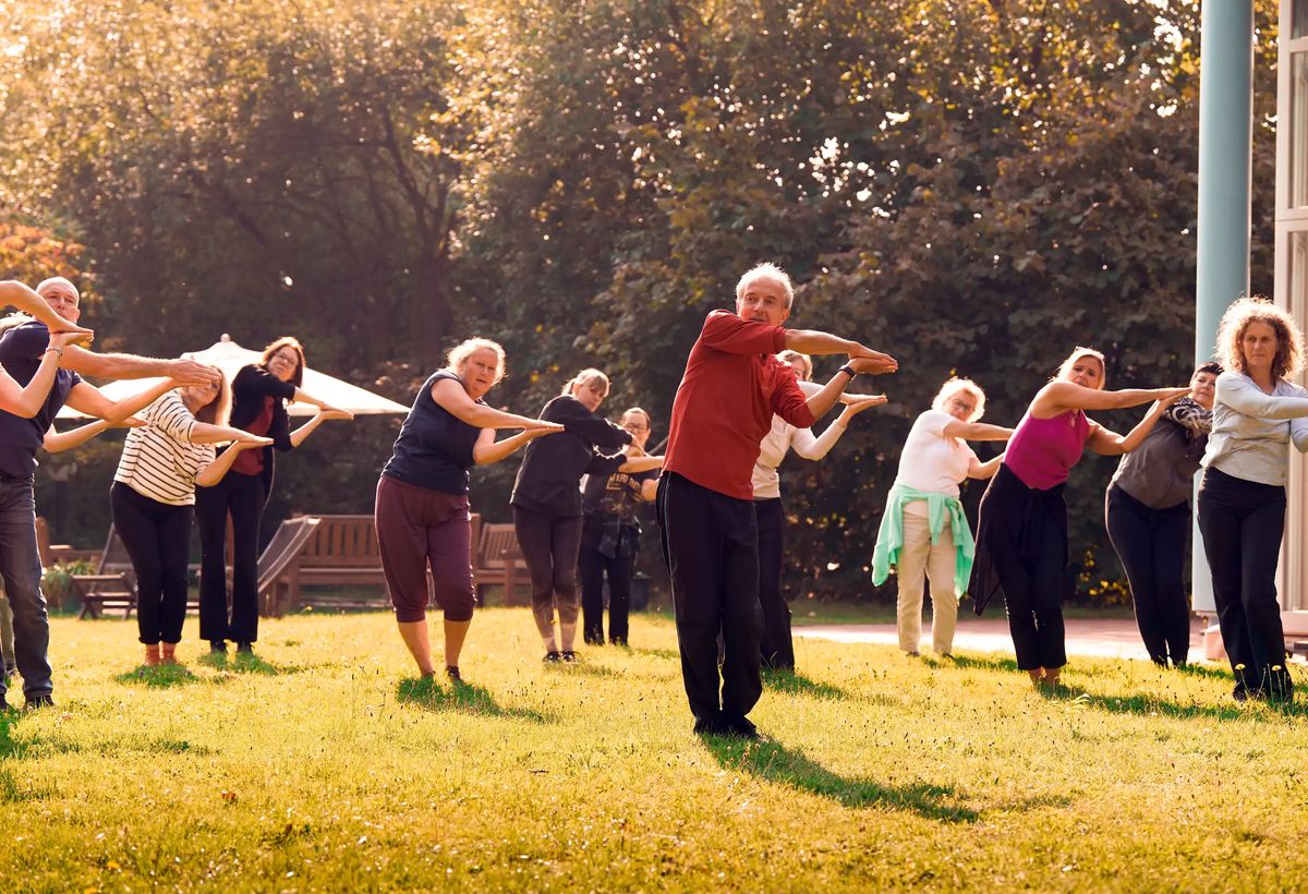 Qigong im Garten der Akademie Gesundes Leben