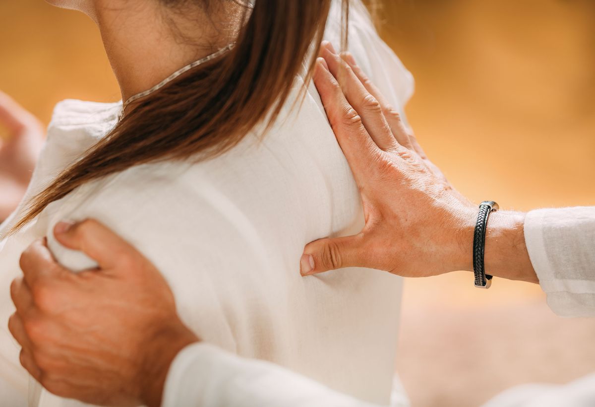 Wenn Meridiane blockiert sind, helfen Druckberührungen wie durch die japanische Druckmassage Shiatsu.
