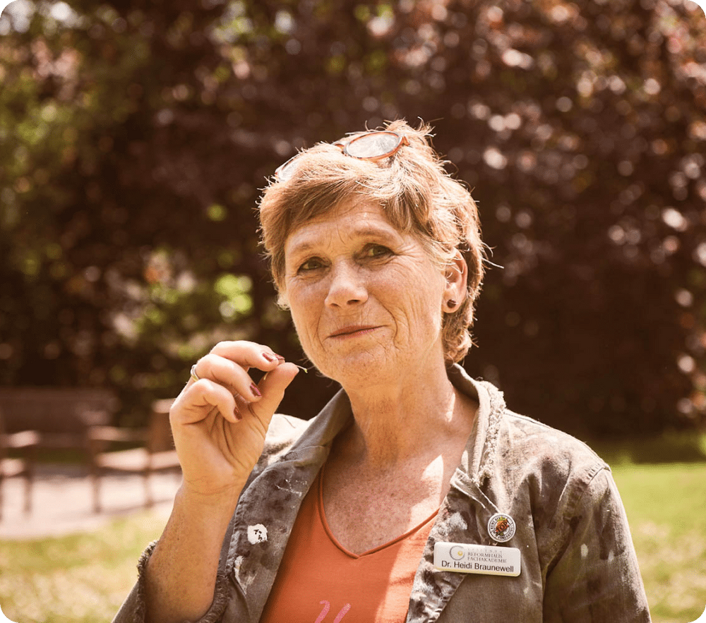 Dr. Heidi Braunewell ist Arzneipflanzen-Expertin & Phytotherapeutin, Beraterin für Darmgesundheit, NLP-Coach und Trainerin für Progressive Muskelentspannung.