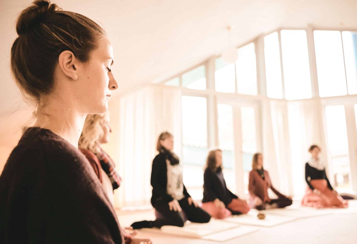 In unserem Seminar Grundlagen der Meditation lernst Du, wie Du richtig meditierst.
