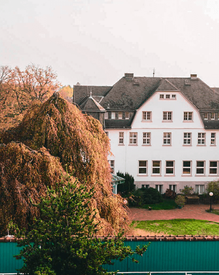 Erlebnisorientiertes Präsenztraining an der Akademie Gesundes Leben – Lernen mit Leichtigkeit in festen Gruppen und wertschätzendem Umfeld.