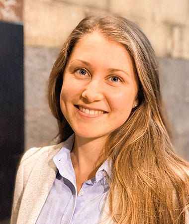 Jennifer Zirener ist Gesundheitsexpertin & Yoga-Lehrerin.