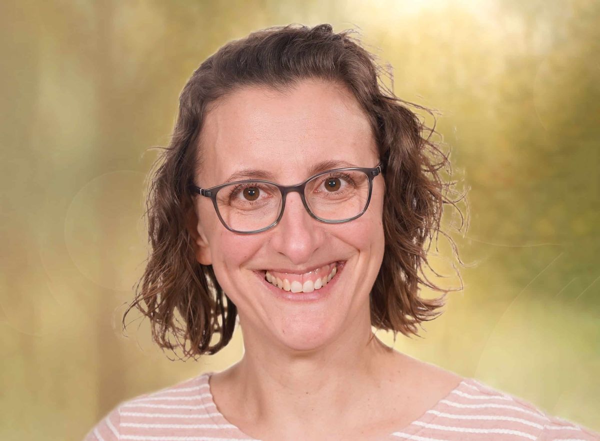 Nicole Braetz ist NLP Master Coach (DVNLP), Burnout Coach, Resilienztrainerin, Ernährungsberaterin, Beraterin für Darmgesundheit und bei Krebserkrankungen.