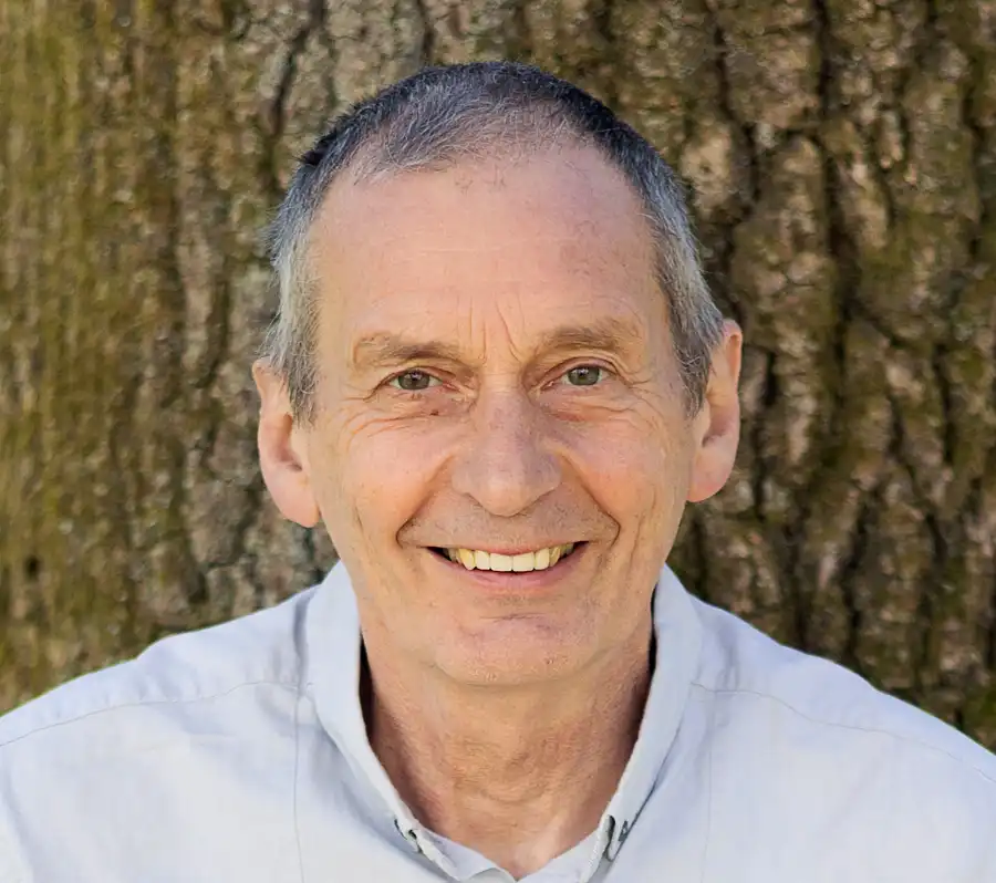 Seminarleiter Bernd Küllenberg im Garten der Akademie