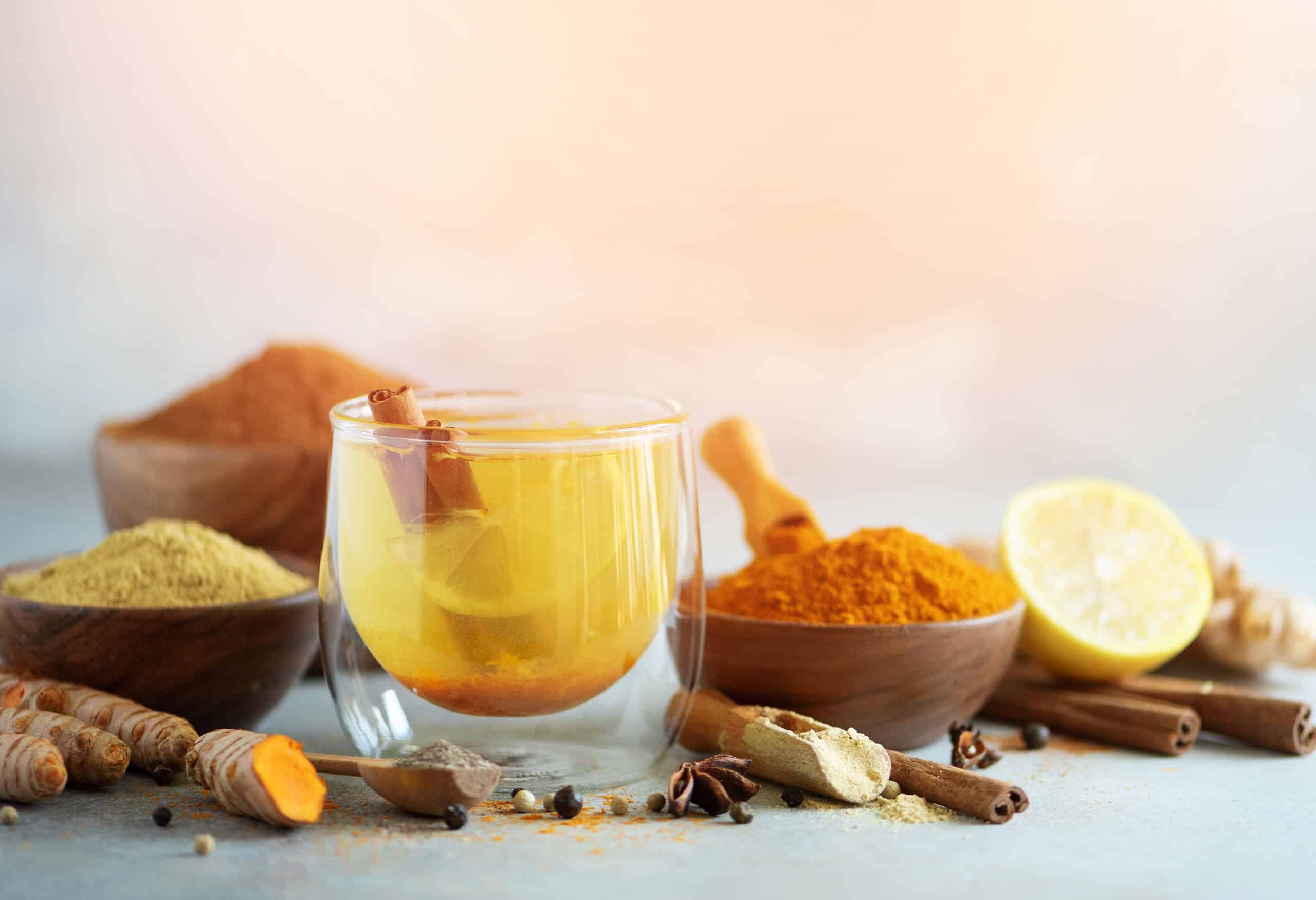 Beim Kochen nach Ayurveda werden viele Gewürze benutzt. Sehr beliebt sind dabei u.a. Kurkuma und Ingwer.