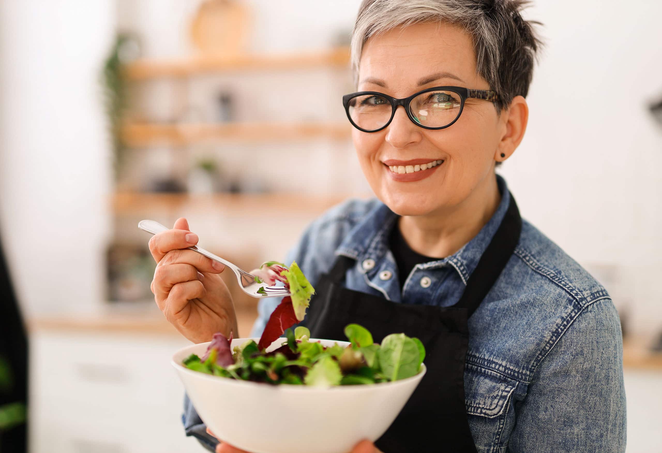 Beim Basenfasten isst man ausschließlich basische Lebensmittel, zu denen viele Gemüsesorten zählen. Darum eignen sich Salate als hervorragende Rezepte für Basenfasten.
