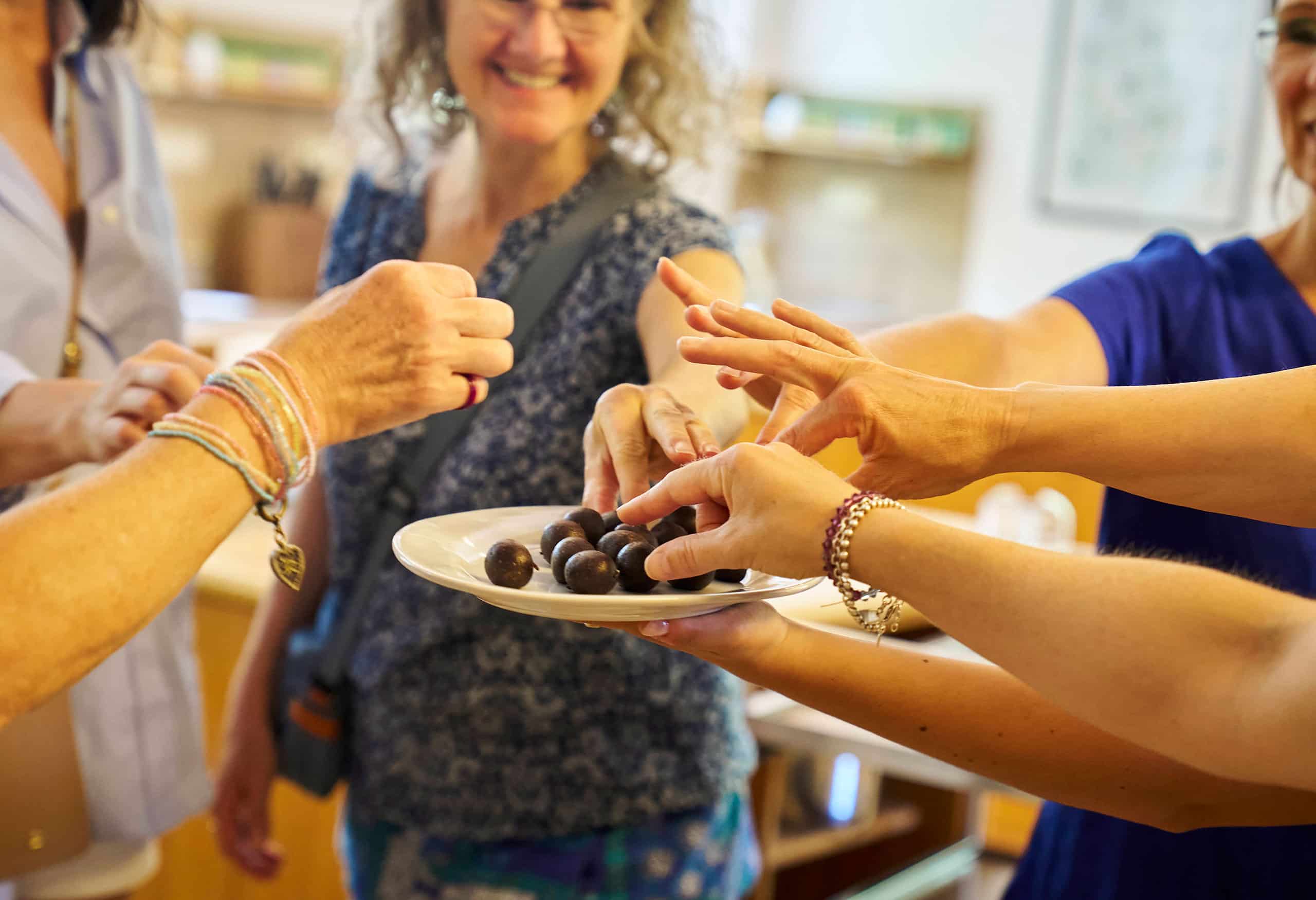 Energy Balls sind eine gute Möglichkeit, viele wertvolle Nährstoffe für das Gehirn in eine kompakte und gesunde Nascherei für Zwischendurch zu packen.