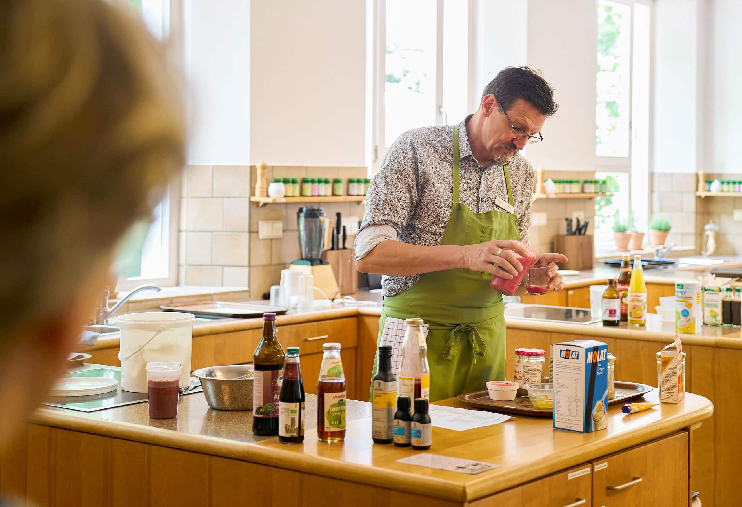 Seminarleiter Martin Rutkowsky in der Lehrküche bei der Zubereitung von darmgesunden Rezepten.