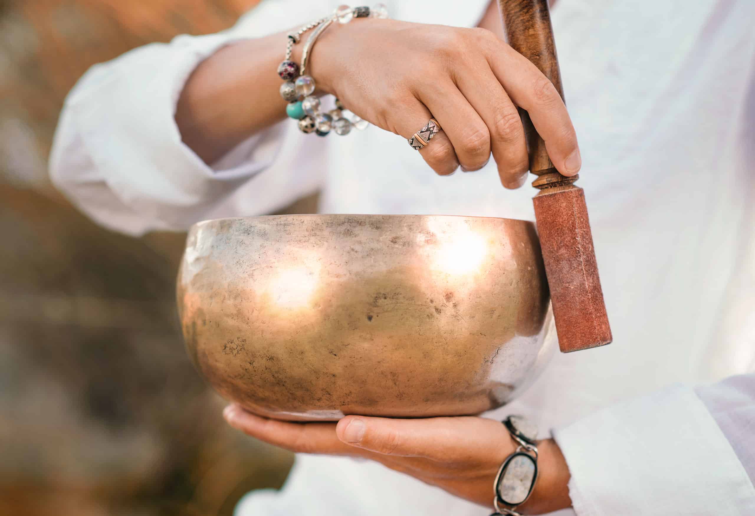 Als Ritual-Begleiter:in kannst Du Rituale mit Klangschalen und vielen weiteren rituelle n Werkzeugen bereicherst.