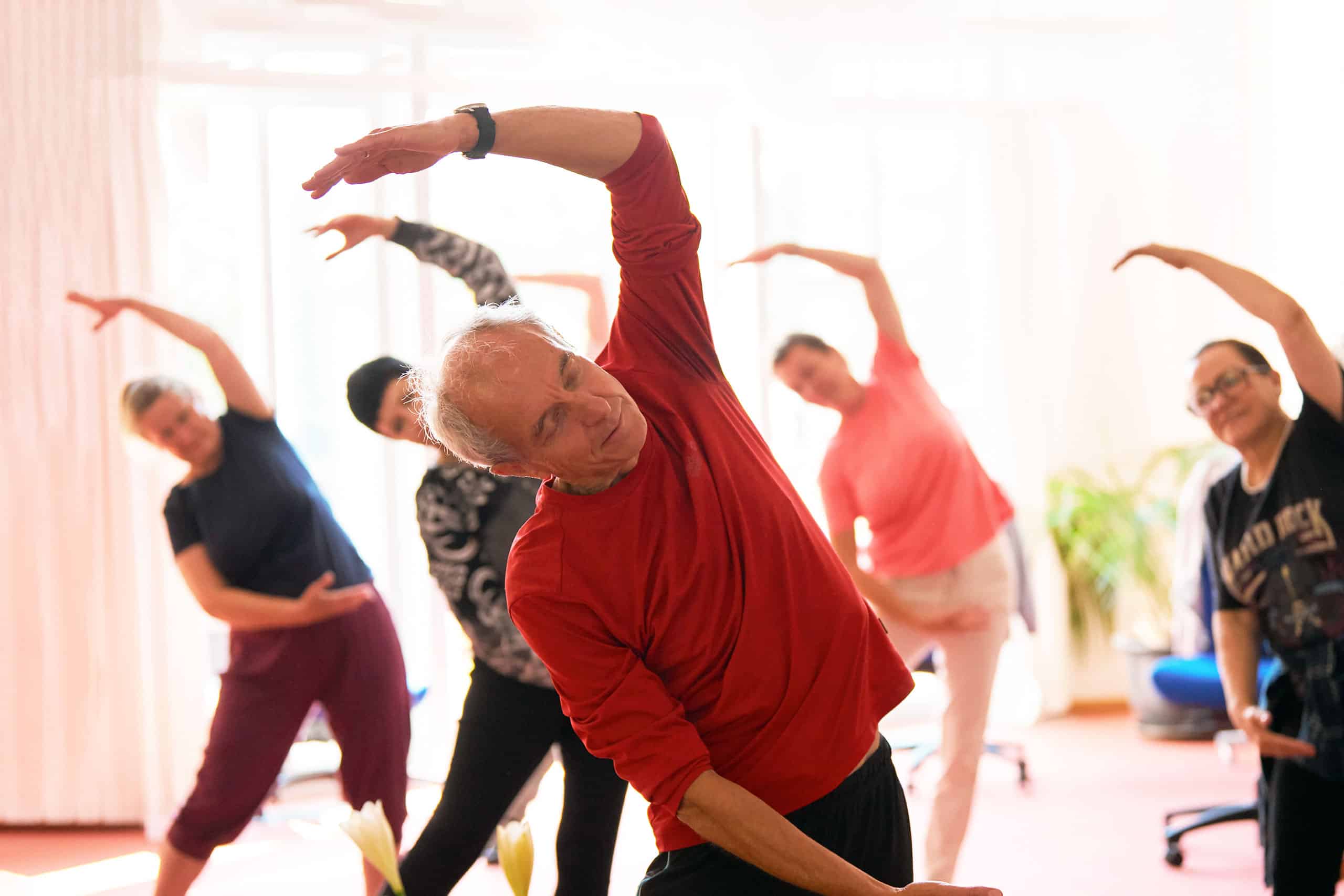 Qigong-Übung zur Dehnung der Faszien bei Trainer Dieter Bund an der Akademie Gesundes Leben.