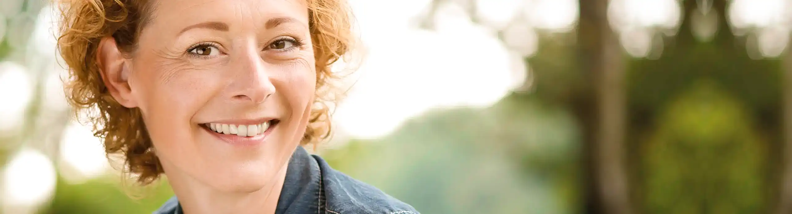 Lies hier, ab wann die Wechseljahre beginnen, was die ersten Anzeichen und Symptome sind und welche Phasen es gibt.