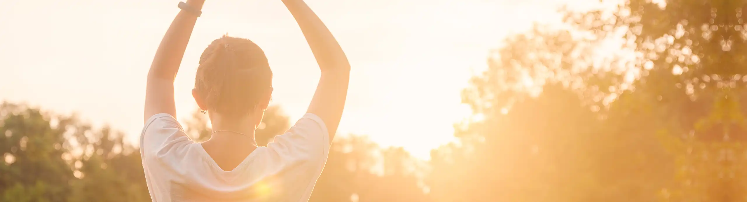 Hier erfährst Du, wie Du Wechseljahresbeschwerden natürlich mit Heilpflanzen und Hausmitteln lindern kannst.