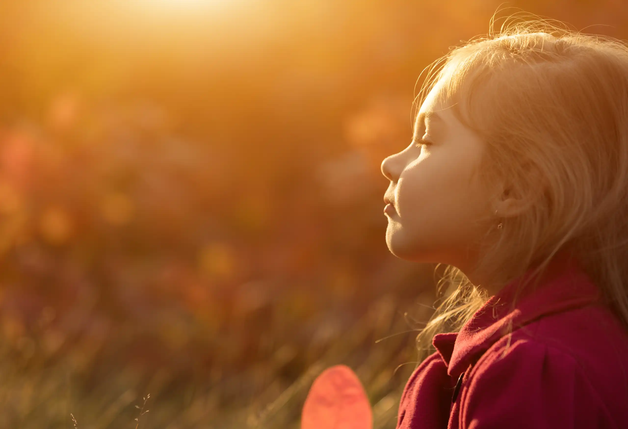 Kind beim entspannen im Sonnenuntergang