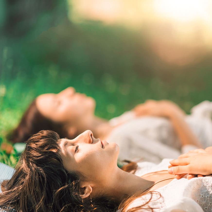 Auf der Wiese mit Freunden entspannen ist pure Auszeit von digitalen Medien.