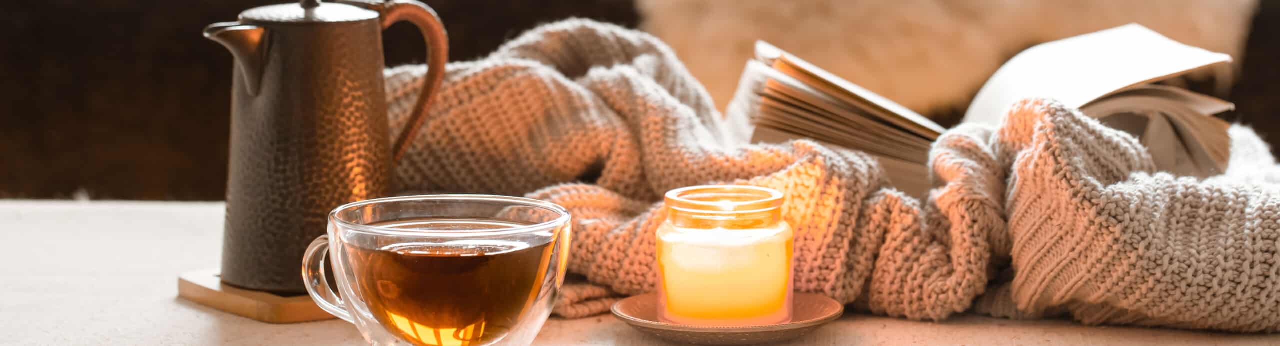 Lust, bei all dem Weihnachtsstress die Beine hochzulegen, gemütlich bei Kerzenschein Tee zu trinken? Hier liest Du Tipps, wie Du die Weihnachtszeit entspannen kannst.