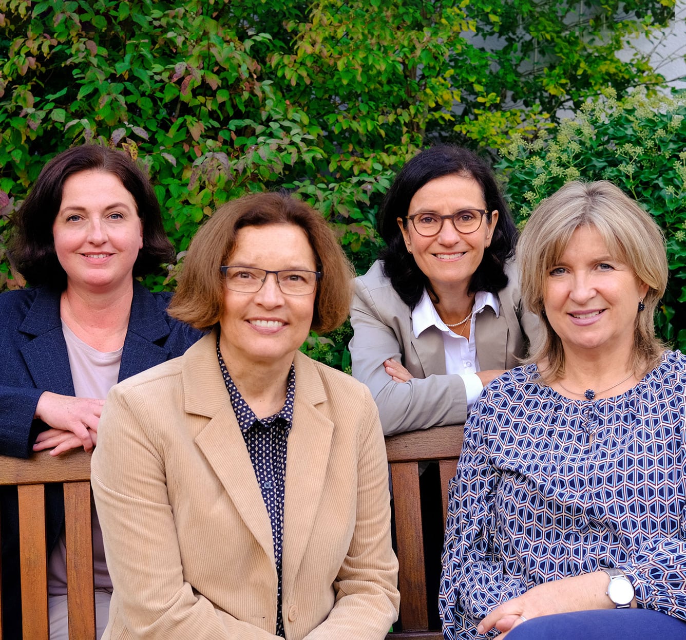 Unsere Seminarberaterinnen können Dir genau erzählen, wie unsere Seminare ablaufen und alle anderen Fragen zu Deinem Aufenthalt an der Akademie beantworten.