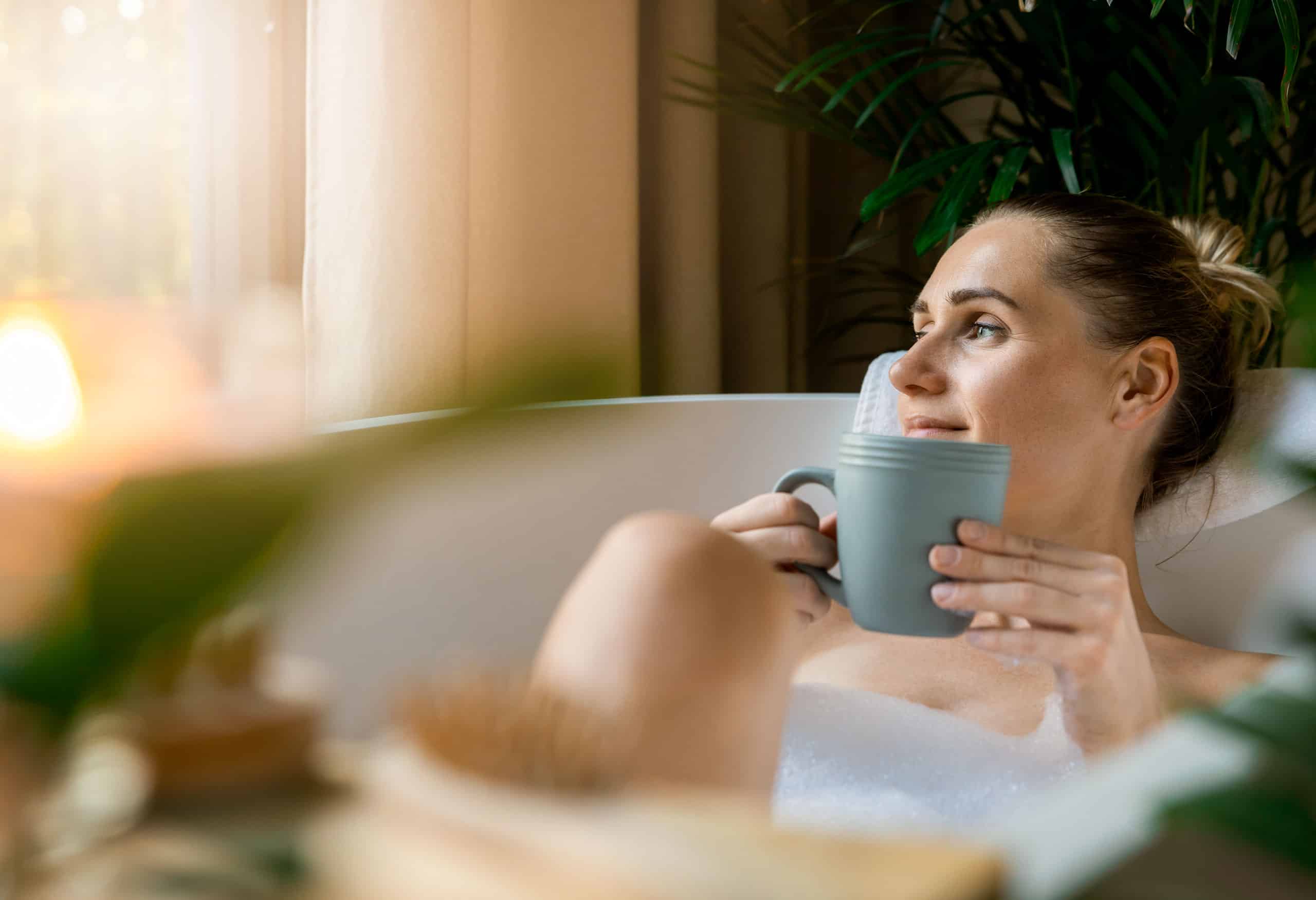 Selbstfürsorge kann viele Formen annehmen. Häufig geht es einfach darum, im Alltag auch mal an sich zu denken und etwas zu tun, was einem selbst guttut. So wie ein entspannendes Bad.