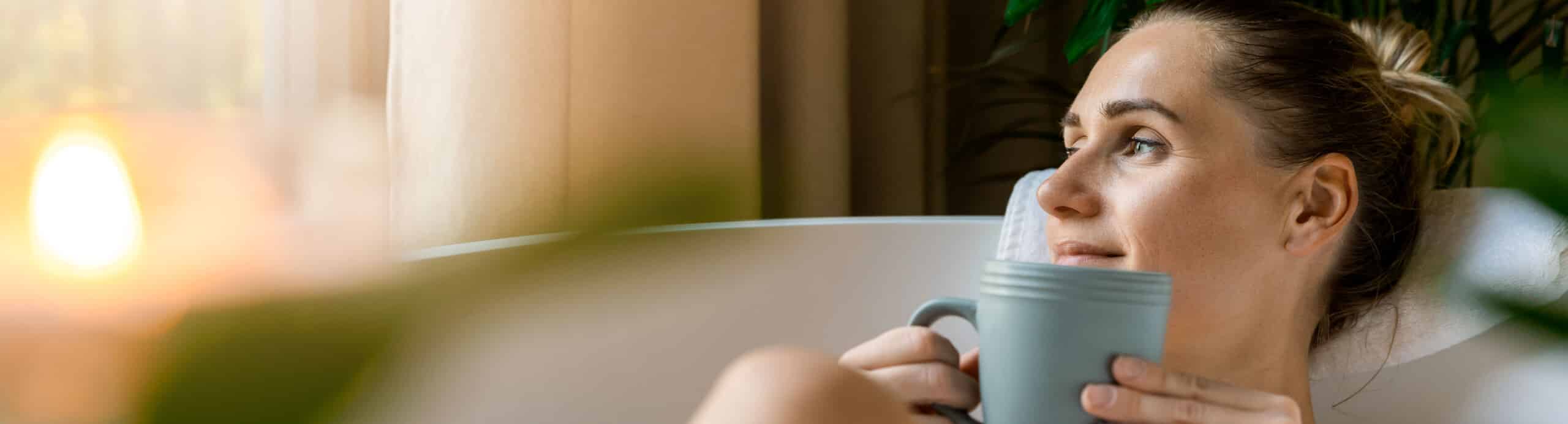 Selbstfürsorge muss keine große Änderung sein. Es reichen schon kleine Einschübe, kleine Momente, die man sich selbst gönnt. So wie z.B. die Frau in diesem Bild, die entspannt badet.