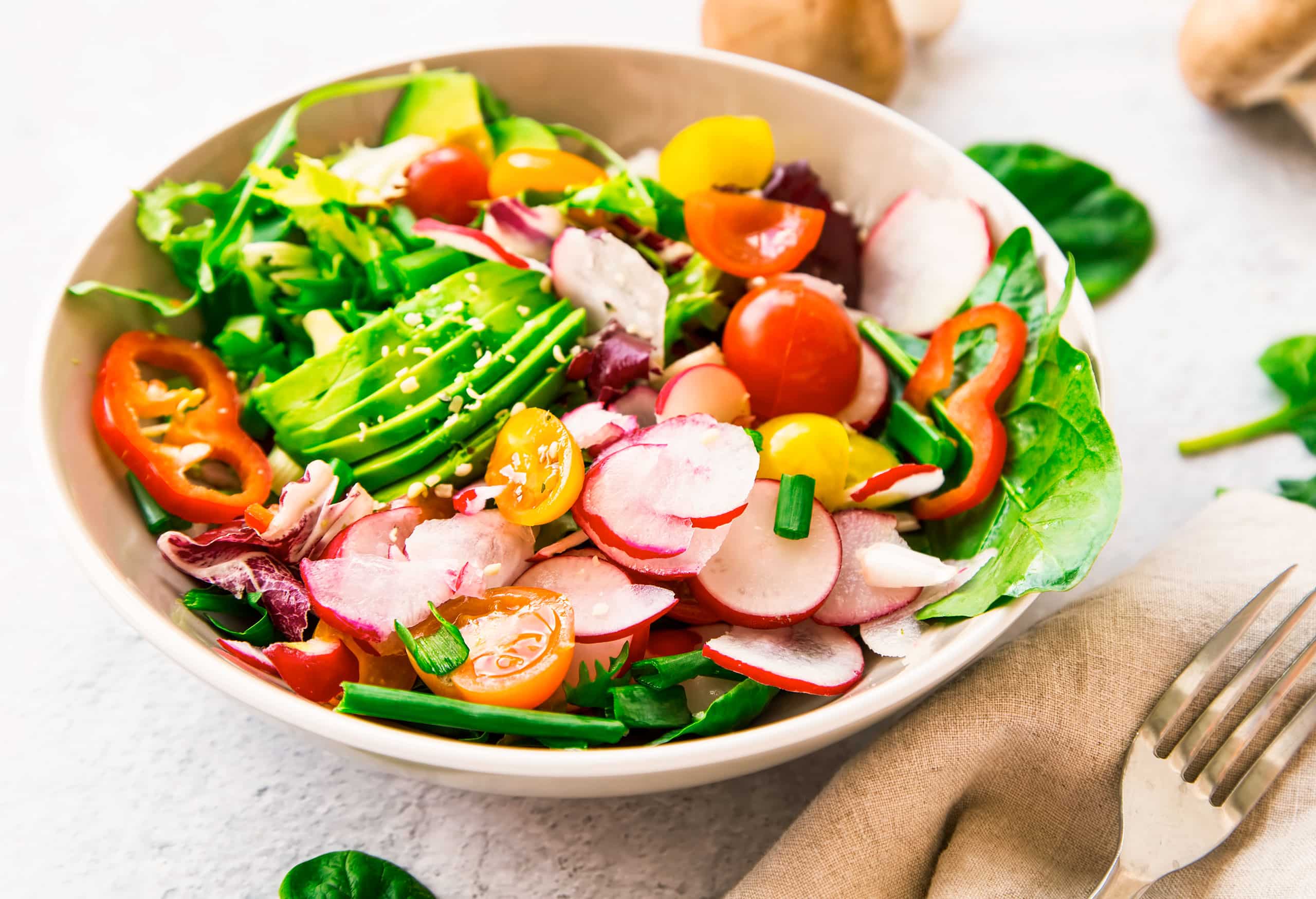 Keto-Diät kann auch vegan oder vegetarisch sein. Salate mit Avocado und viel Gemüse sowie Tofu sind gute Rezepte