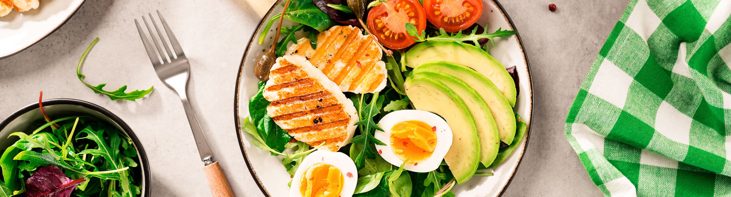 Keto muss nicht viel Fleisch heißen. Man kann Keto auch in vegetarisch umsetzen: mit Käse, Ei, Gemüse und viel Fett, z.B. aus Avocado