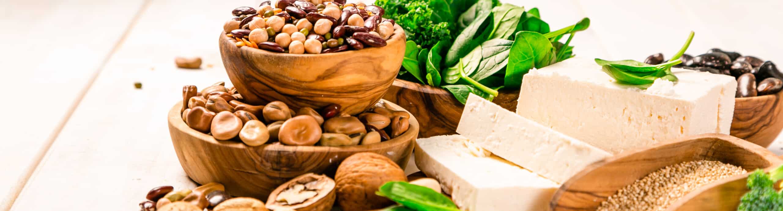 Bei Protein denkt man zuerst an Fleisch, dabei gibt es auch viele pflanzliche Quellen für Protein wie Hülsenfrüchte und Nüsse.