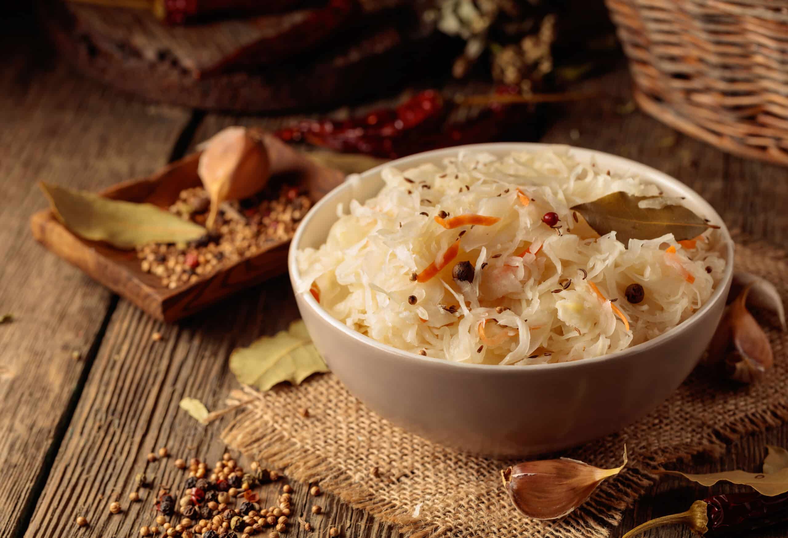 Sauerkraut fermentieren ist ein gutes Rezept für Anfänger, die lernen wollen, wie man Gemüse fermentiert.