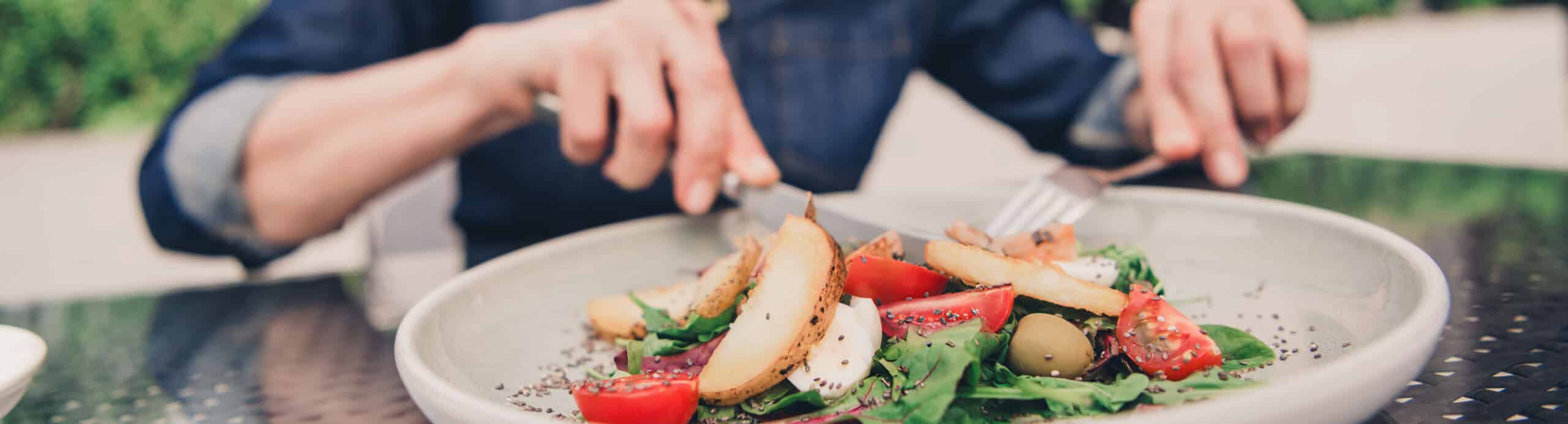 Beim Scheinfasten verzichtet man nicht komplett auf Nahrung, sondern darf kleine Gerichte wie Salat essen.