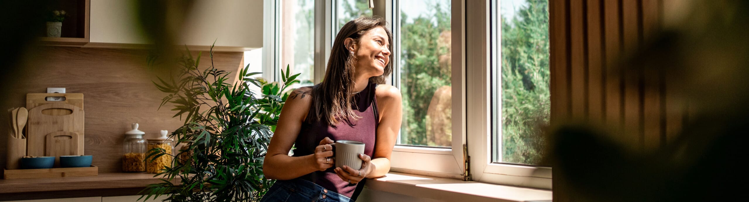 Durch all das künstliche Licht, dass uns durch den Tag begleitet, vergessen wir, wie gut uns natürliches Licht tut. Einfach mal morgens am Fenster stehen und genießen.