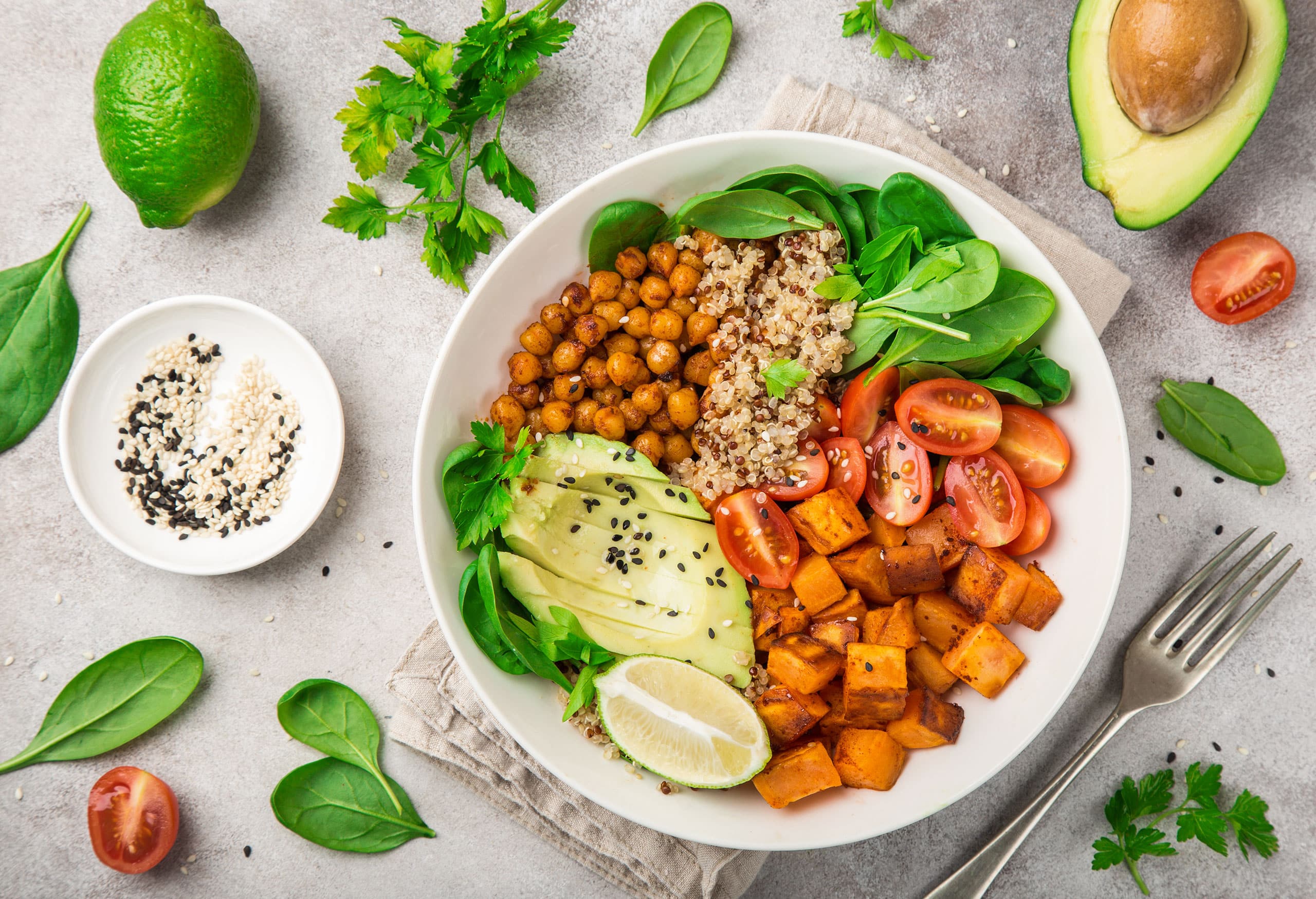 In dieser Bowl sind viele antientzündliche Lebensmittel enthalten wie Avocados, Kichererbsen, Spinat, Zitrone, Tomaten und Kürbiswürfel.