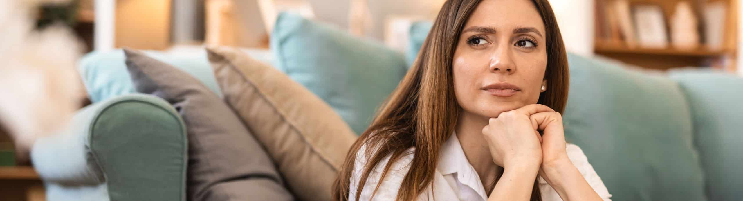 Gedankenkarussell lässt sich oft stoppen mit Achtsamkeitsübungen, einem bewussten Stopp oder dem Aufschreiben der Gedanken für einen späteren Zeitpunkt.