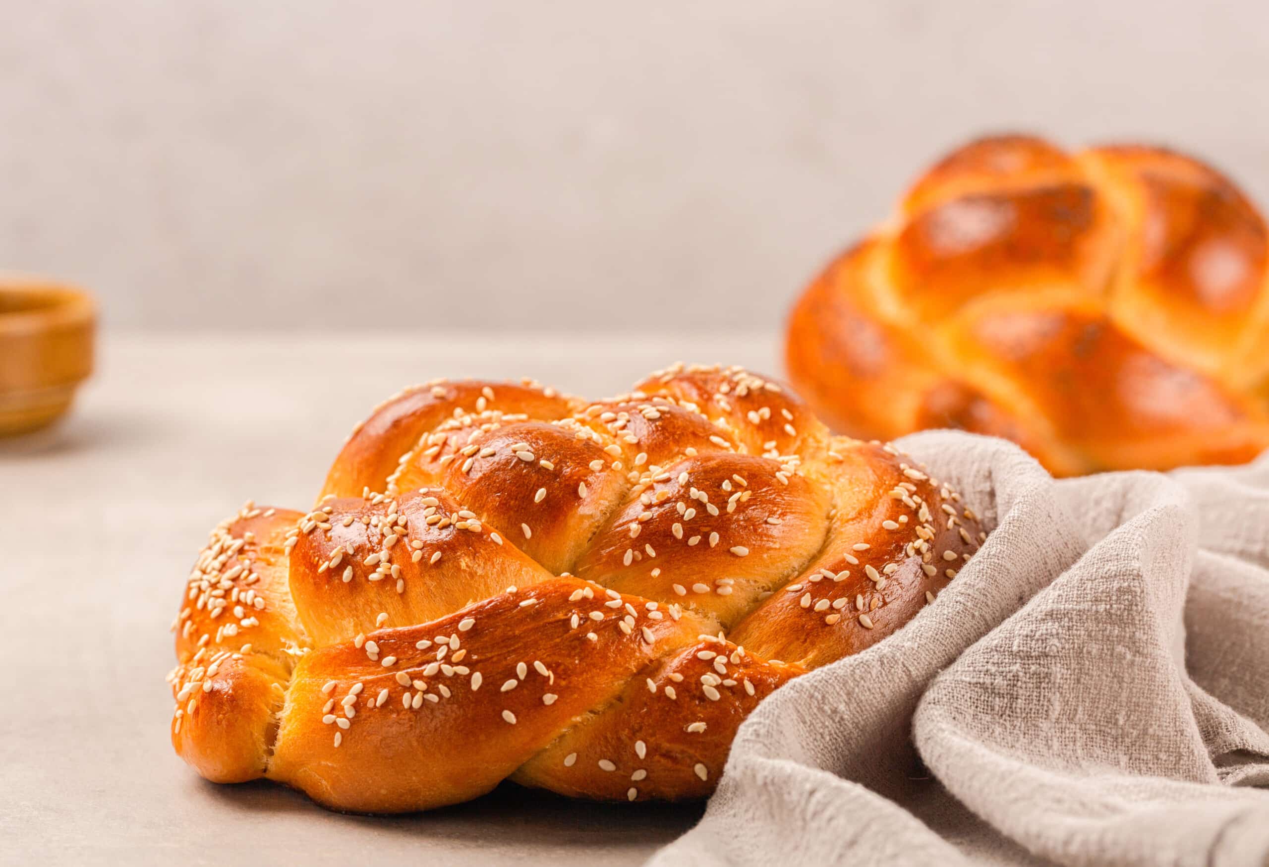 Den Teig vorher durch Kaltgare vorzubereiten macht den Hefezopf besonders schmackhaft und bekömmlich.