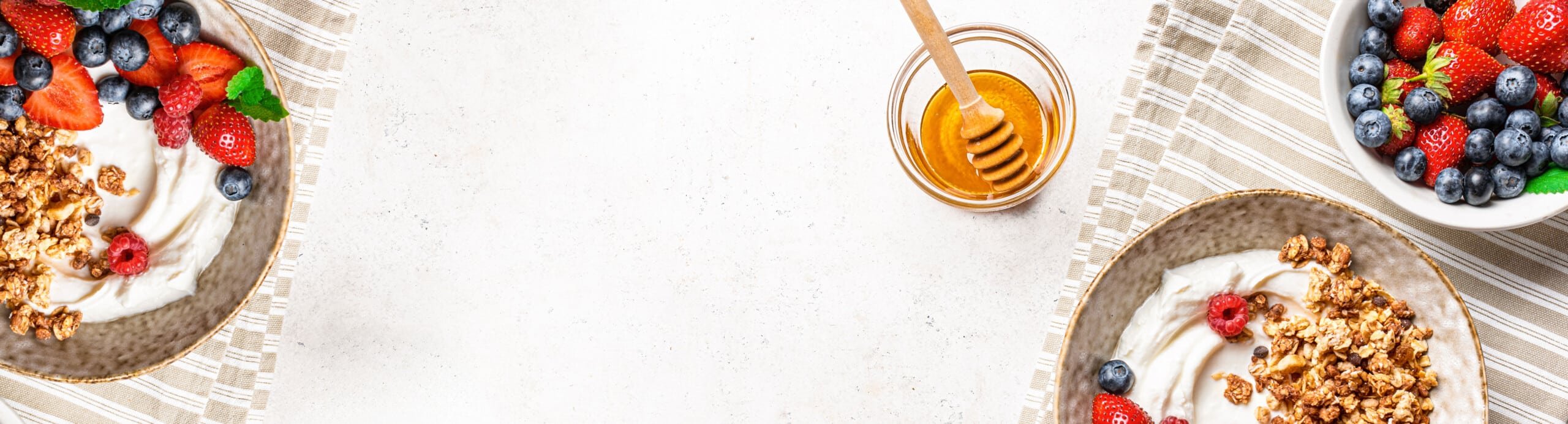 Wer seinen Konsum an Haushaltszucker reduzieren will, kann mehr auf natürliche Süße umsteigen wie sie in Honig oder Beeren zu finden ist.