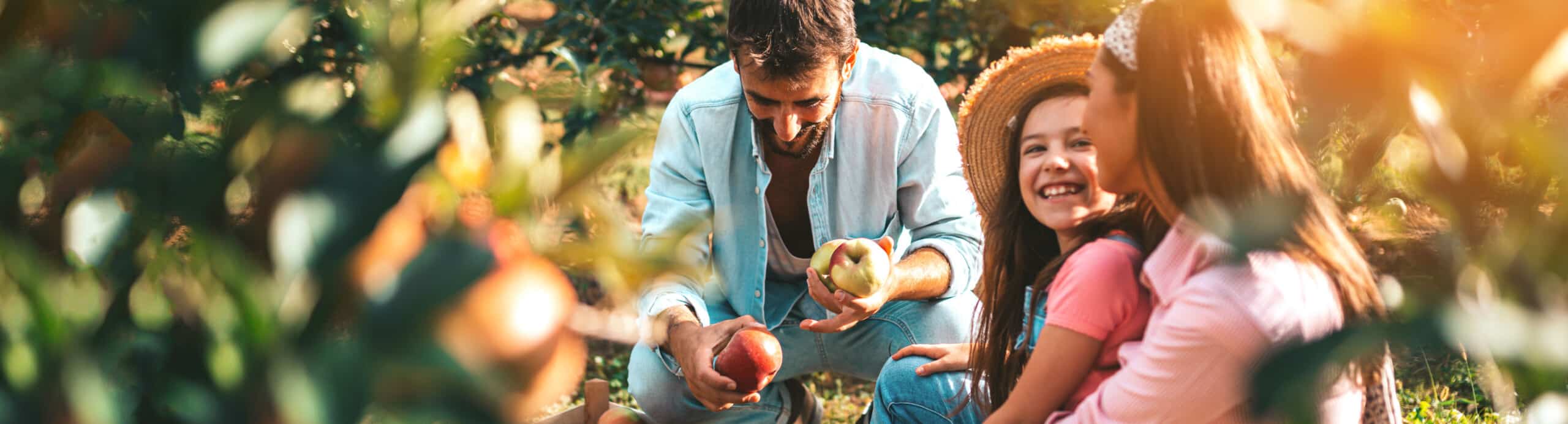 In den Blue Zones sind die Menschen oft viel draußen mit der Familie.
