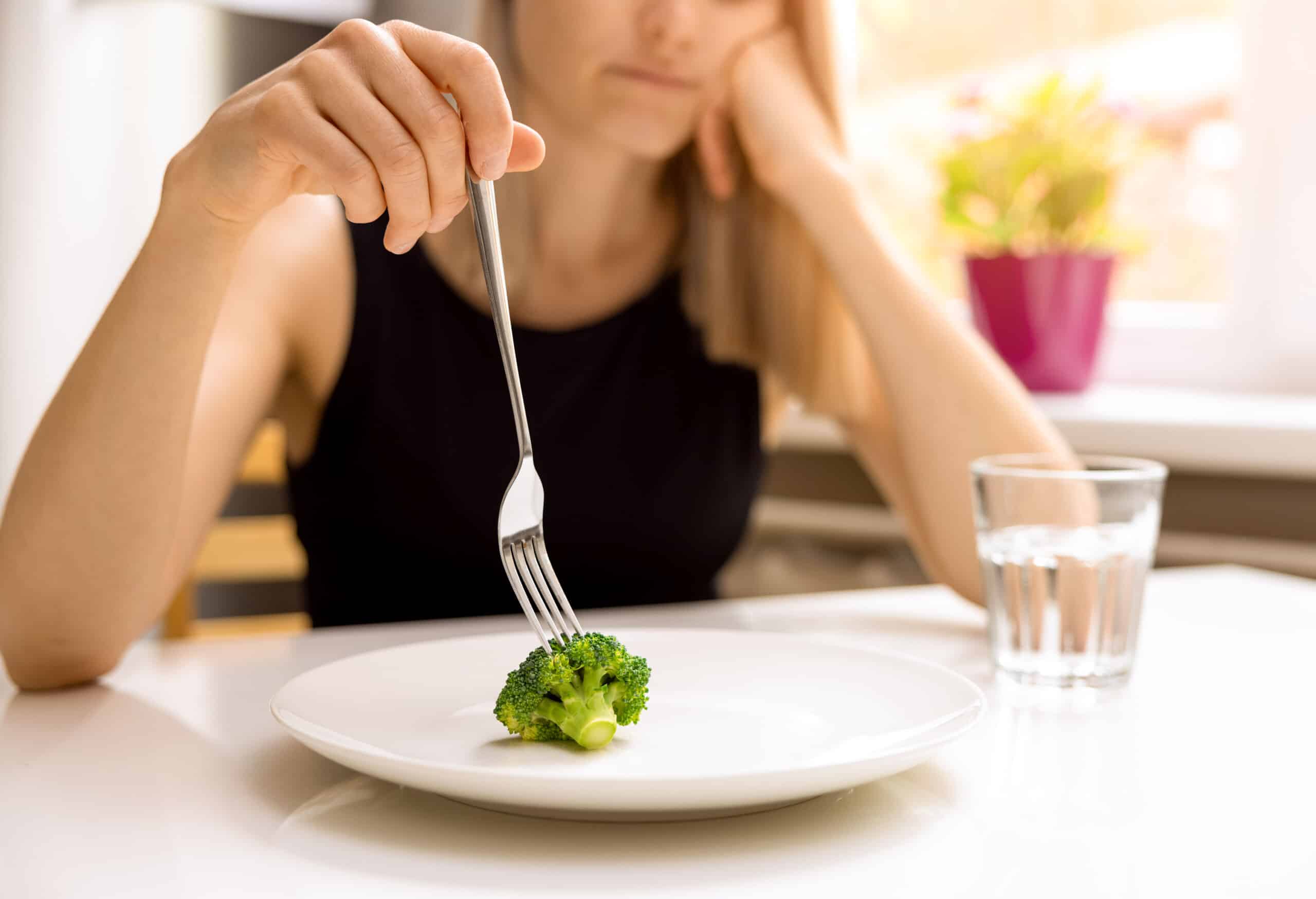 Wer seine Gesundheit zu stark optimieren will, schränkt sich u.a. beim Essen stark ein und verzichtet auf viele Lebensmittel, was sich am Ende schlecht auf die Gesundheit auswirken kann.
